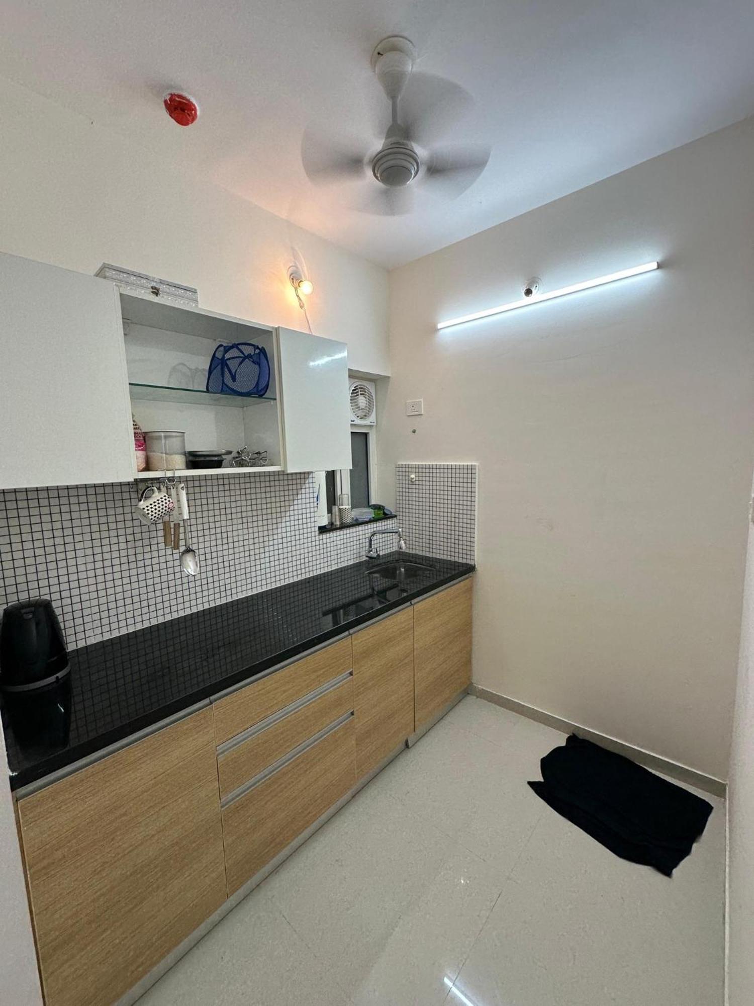 Economical 1bhk On Western Highway Apartament Bombaj